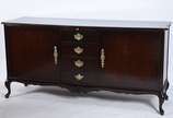 Buffet de madeira nobre estilo Chipendale, com ... - Buffet de madeira nobre estilo Chipendale, com 2 portas e 4 gavetas centrais, puxadores de metal dourado.