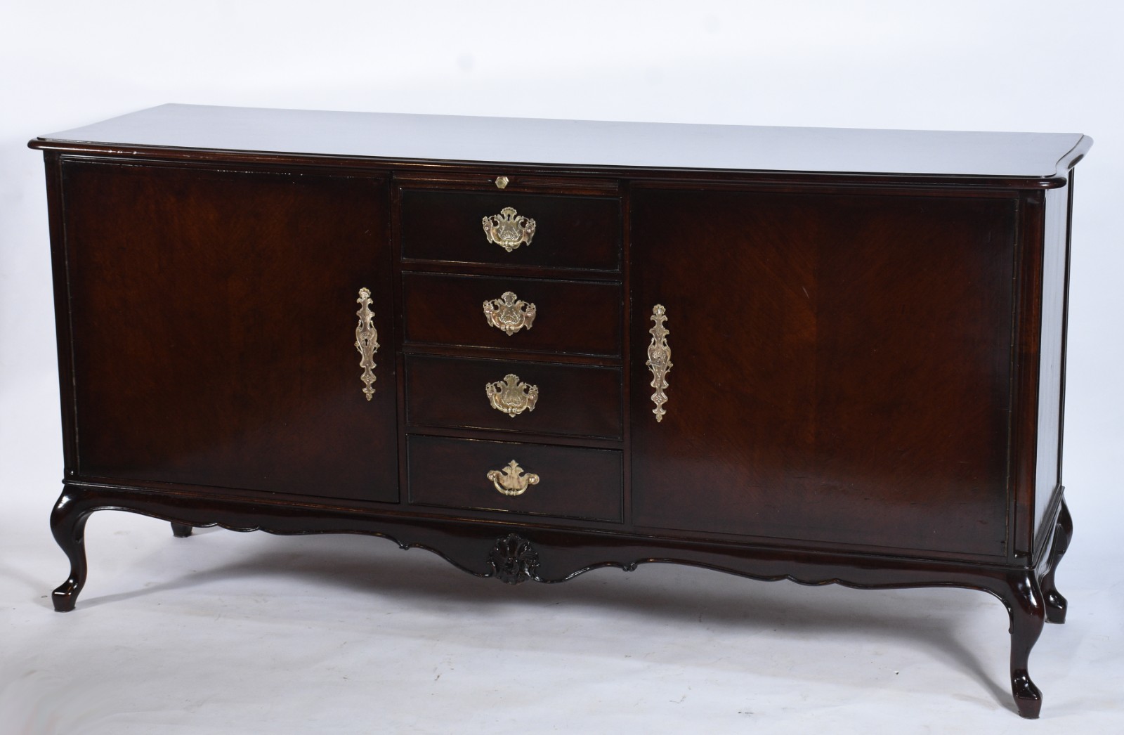 Buffet de madeira nobre estilo Chipendale, com 2 portas e 4 gavetas... - foto 1 de 9
