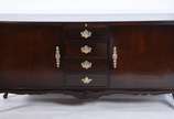 Buffet de madeira nobre estilo Chipendale, com ... - Buffet de madeira nobre estilo Chipendale, com 2 portas e 4 gavetas centrais, puxadores de metal dourado.