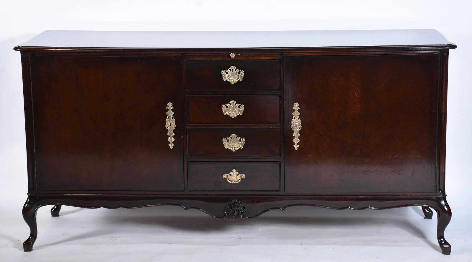 Buffet de madeira nobre estilo Chipendale, com 2 portas e 4 gavetas... - foto 2 de 9