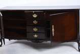 Buffet de madeira nobre estilo Chipendale, com ... - Buffet de madeira nobre estilo Chipendale, com 2 portas e 4 gavetas centrais, puxadores de metal dourado.