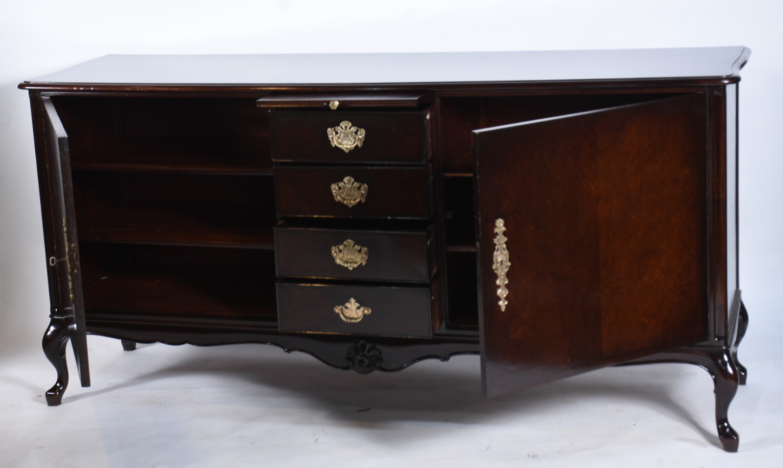 Buffet de madeira nobre estilo Chipendale, com 2 portas e 4 gavetas... - foto 3 de 9