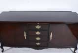 Buffet de madeira nobre estilo Chipendale, com ... - Buffet de madeira nobre estilo Chipendale, com 2 portas e 4 gavetas centrais, puxadores de metal dourado.