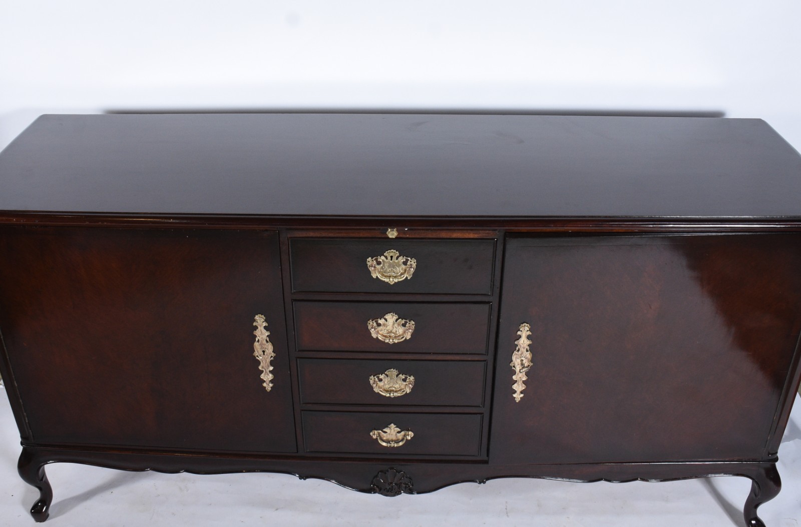Buffet de madeira nobre estilo Chipendale, com 2 portas e 4 gavetas... - foto 4 de 9