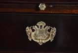 Buffet de madeira nobre estilo Chipendale, com ... - Buffet de madeira nobre estilo Chipendale, com 2 portas e 4 gavetas centrais, puxadores de metal dourado.
