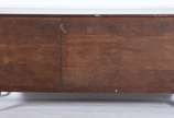 Buffet de madeira nobre estilo Chipendale, com ... - Buffet de madeira nobre estilo Chipendale, com 2 portas e 4 gavetas centrais, puxadores de metal dourado.