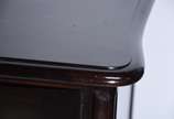 Buffet de madeira nobre estilo Chipendale, com ... - Buffet de madeira nobre estilo Chipendale, com 2 portas e 4 gavetas centrais, puxadores de metal dourado.