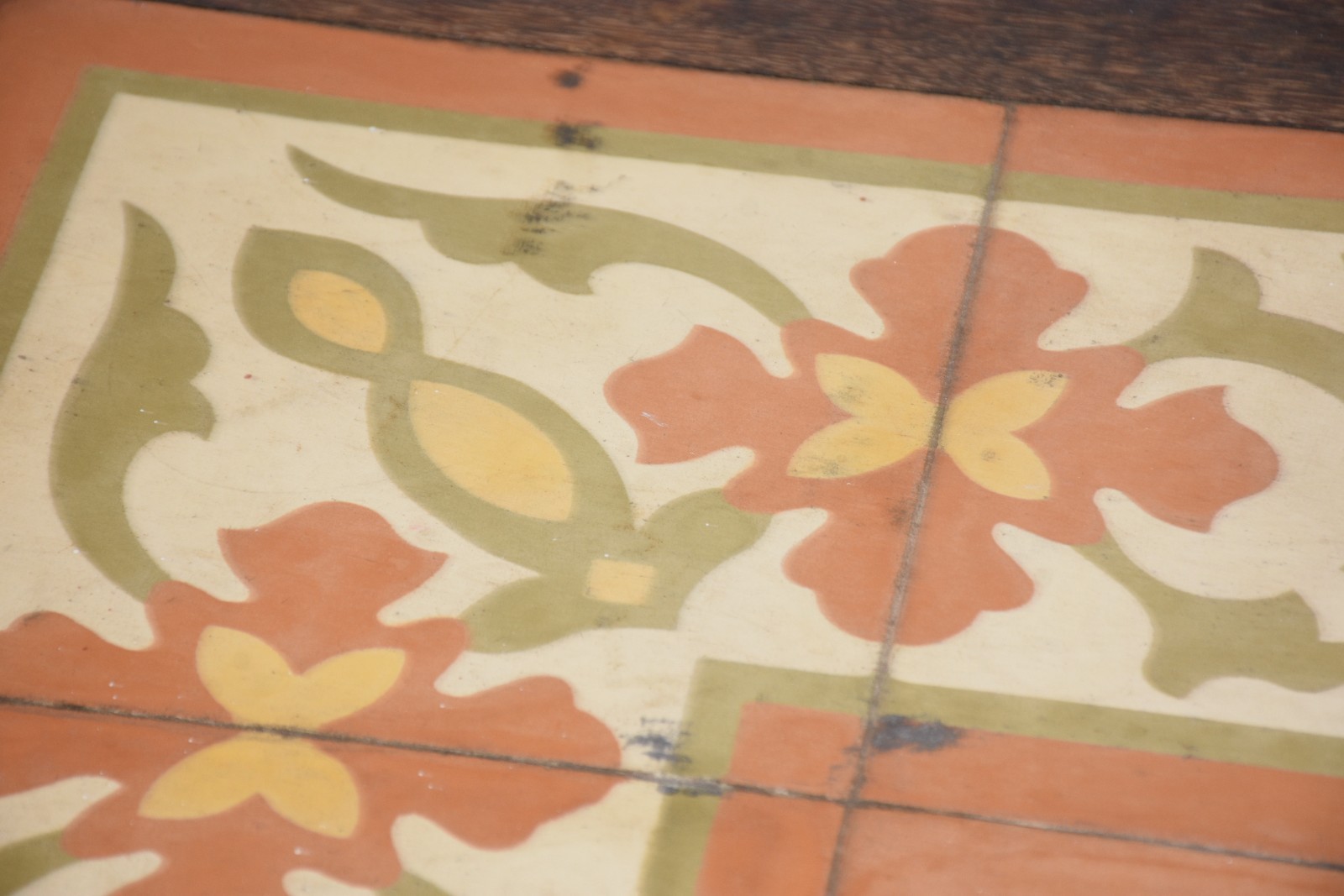 Mesa de jantar de madeira nobre, detalhe do tampo com azulejos. - foto 5 de 6