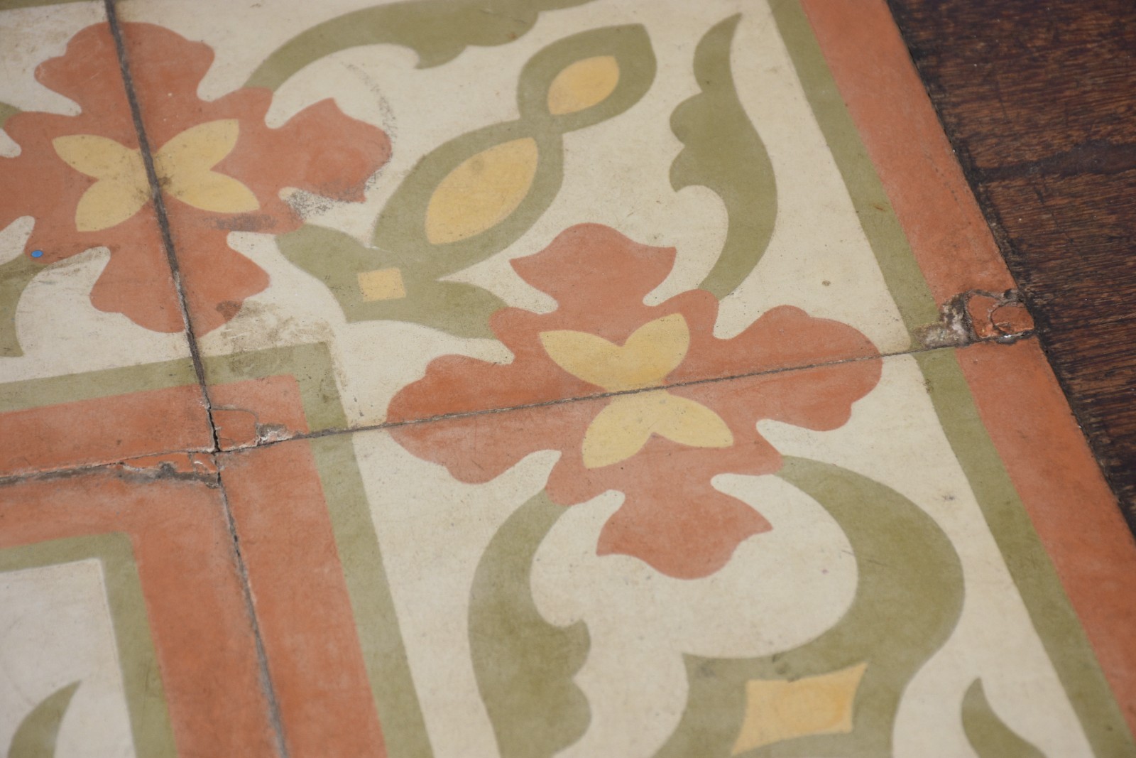 Mesa de jantar de madeira nobre, detalhe do tampo com azulejos. - foto 6 de 6