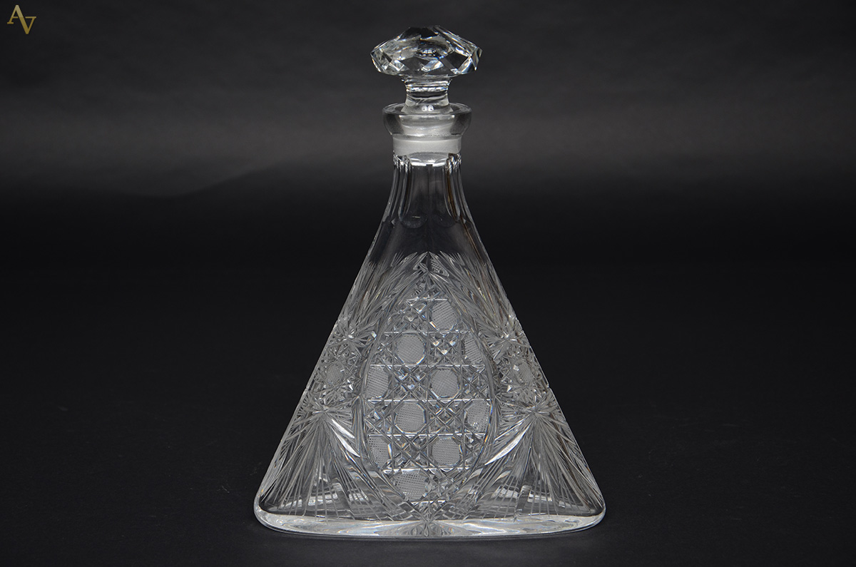 Garrafa de cristal tcheco lapidado feitio leque. Altura 32 cm.