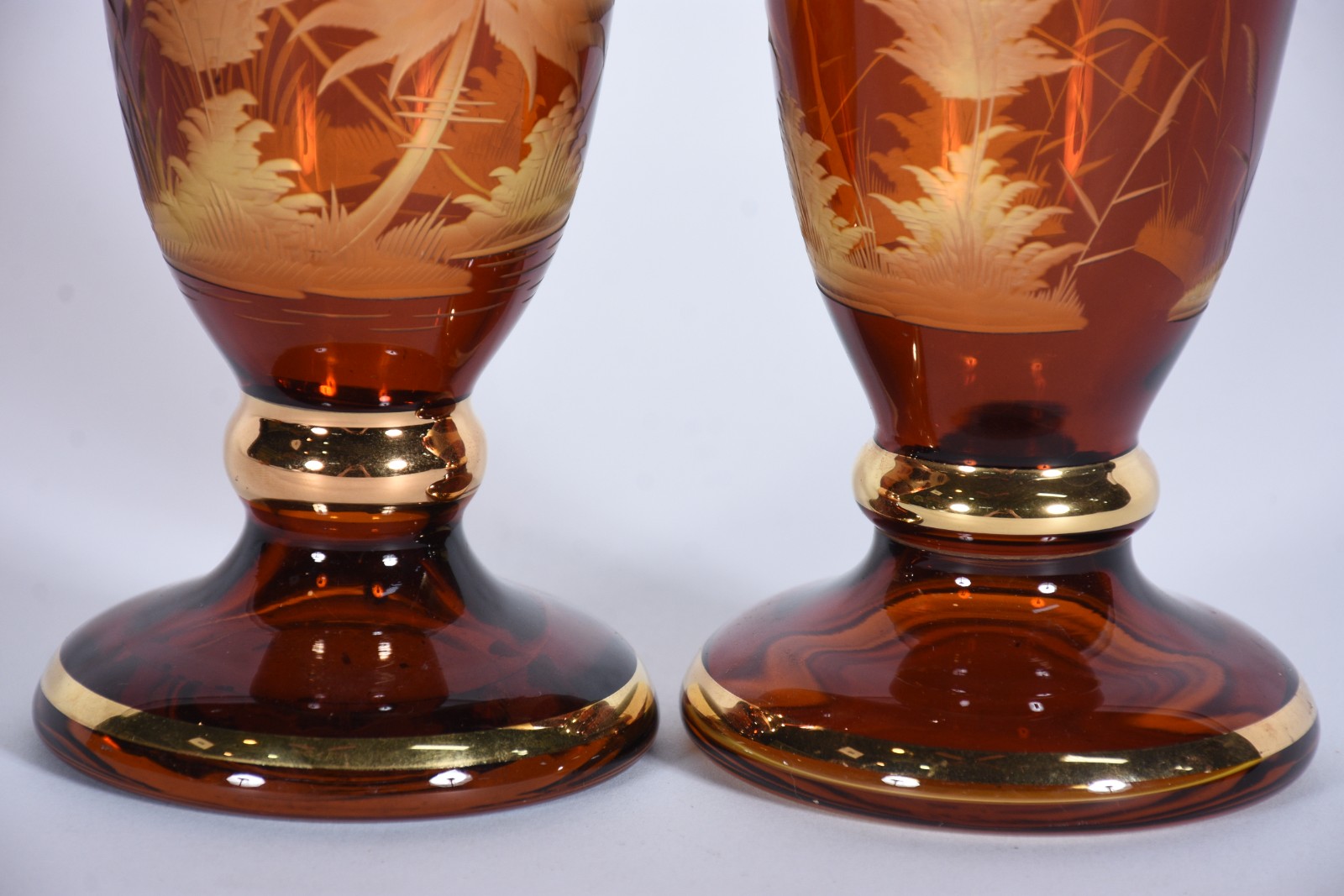 Par de vasos de cristal alemão na cor âmbar com frisos dourados - foto 5 de 8