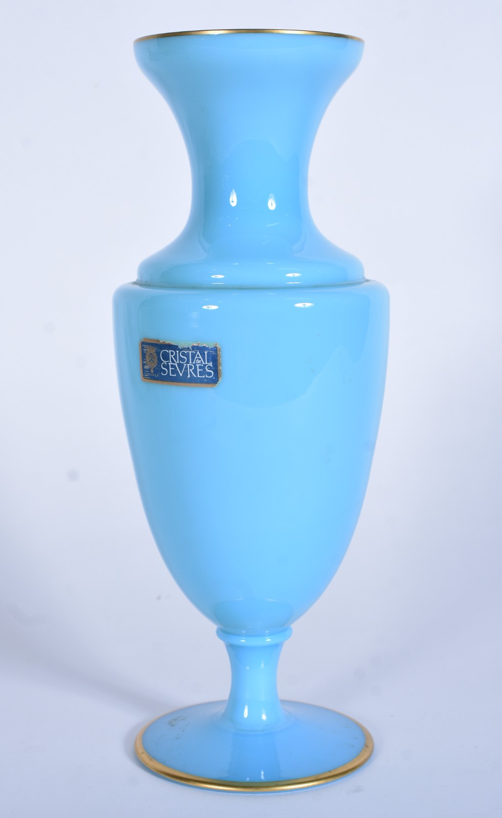 Vaso em cristal azul de Sèvres, frisos dourados nas bordas - foto 1 de 6