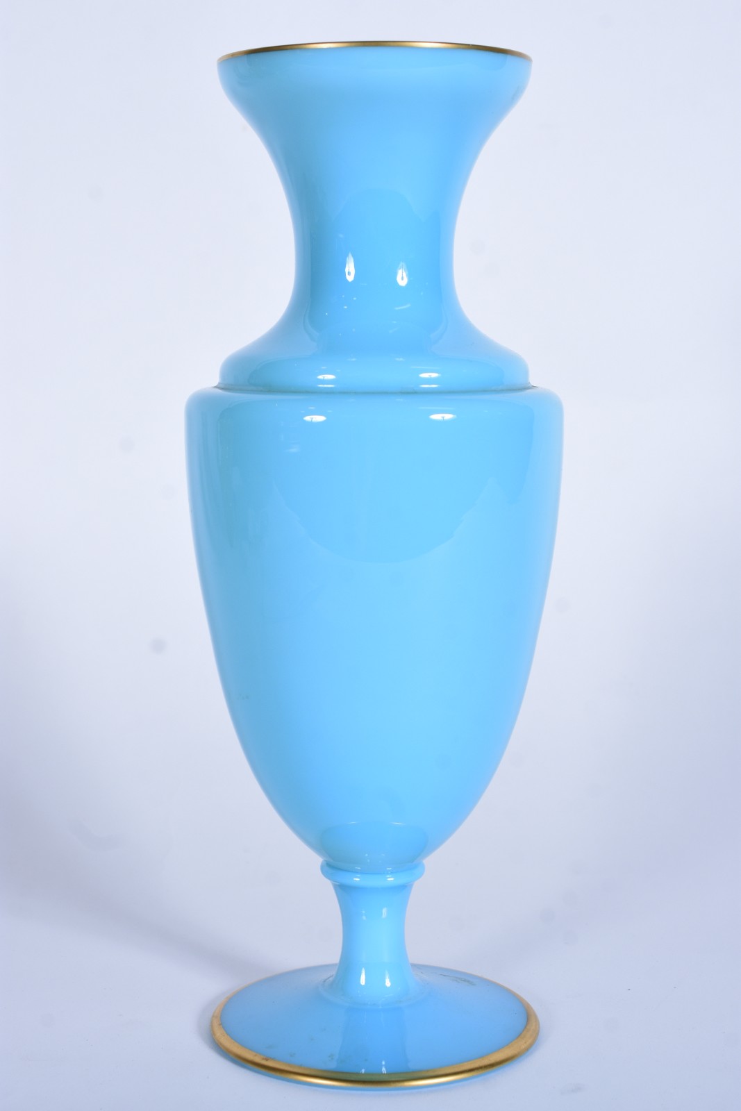 Vaso em cristal azul de Sèvres, frisos dourados nas bordas - foto 3 de 6
