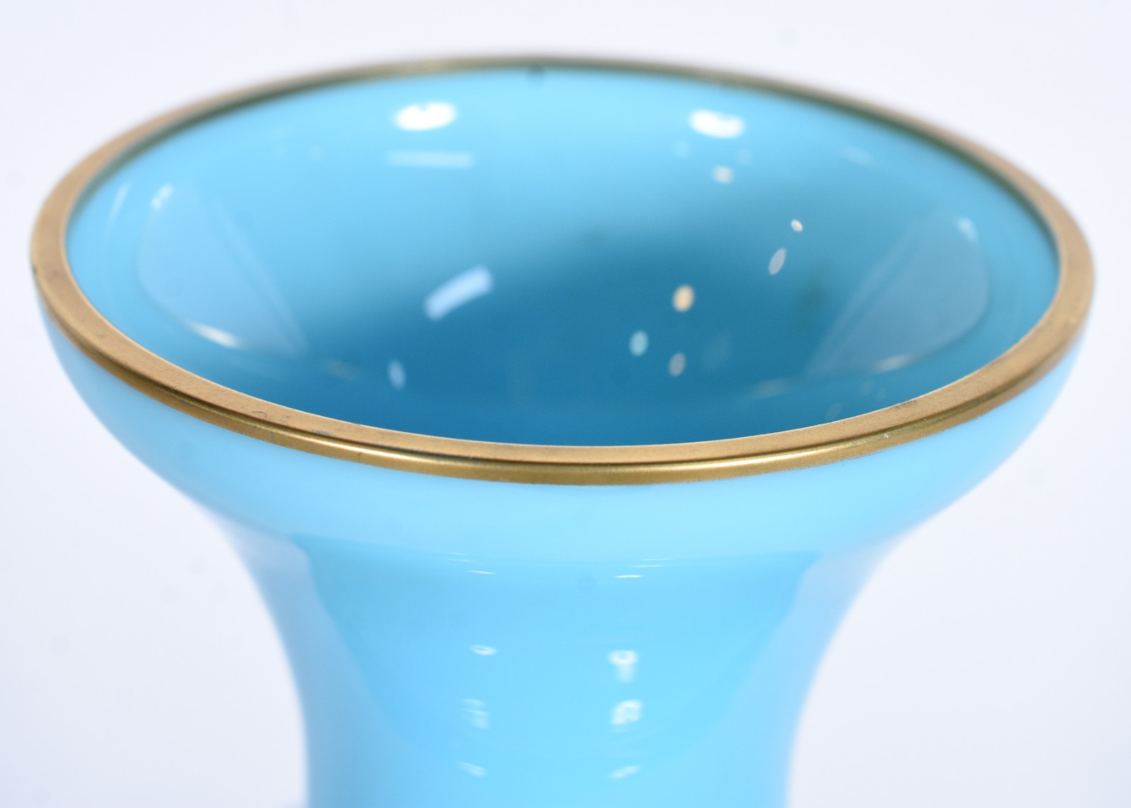 Vaso em cristal azul de Sèvres, frisos dourados nas bordas - foto 4 de 6