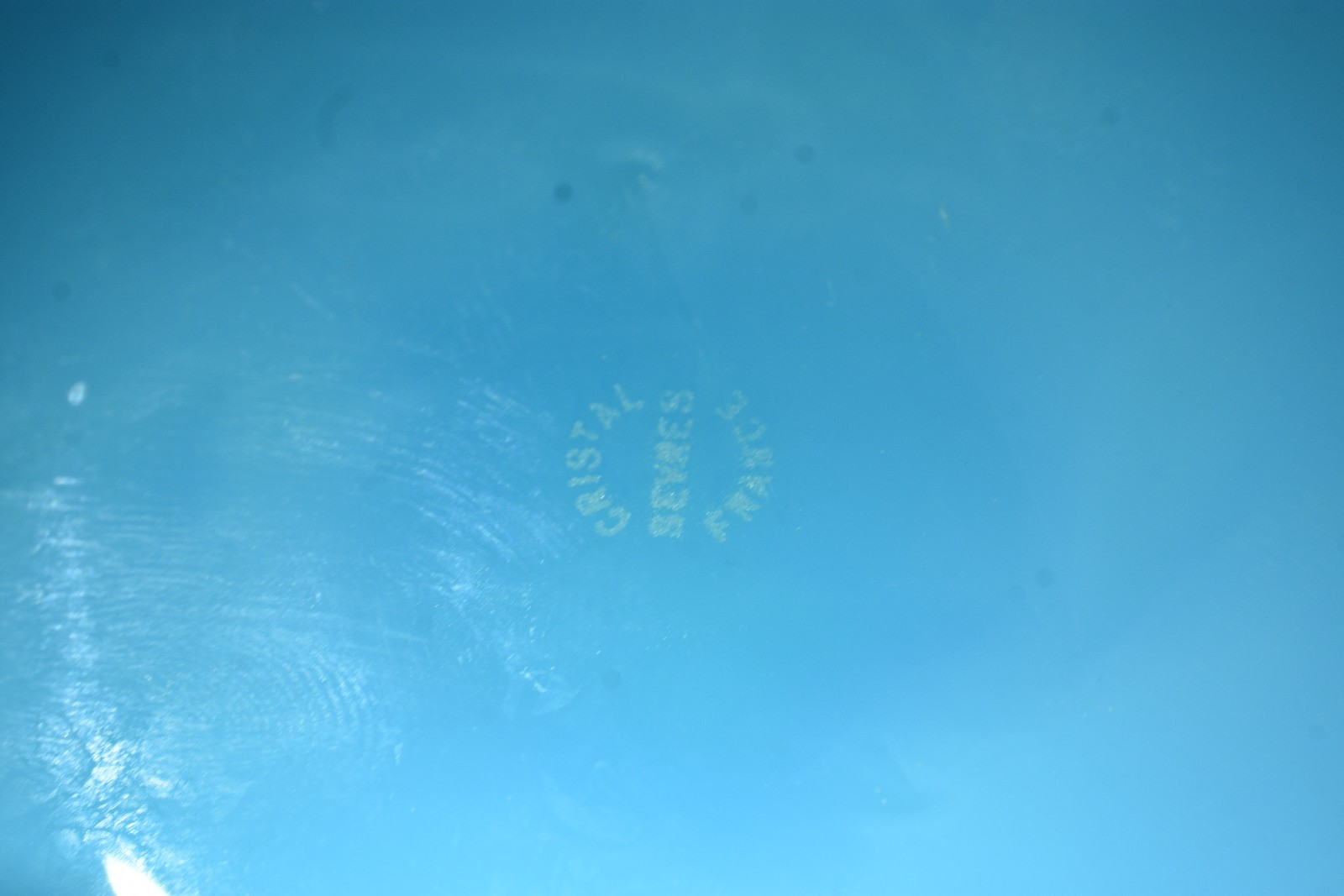 Vaso em cristal azul de Sèvres, frisos dourados nas bordas - foto 6 de 6