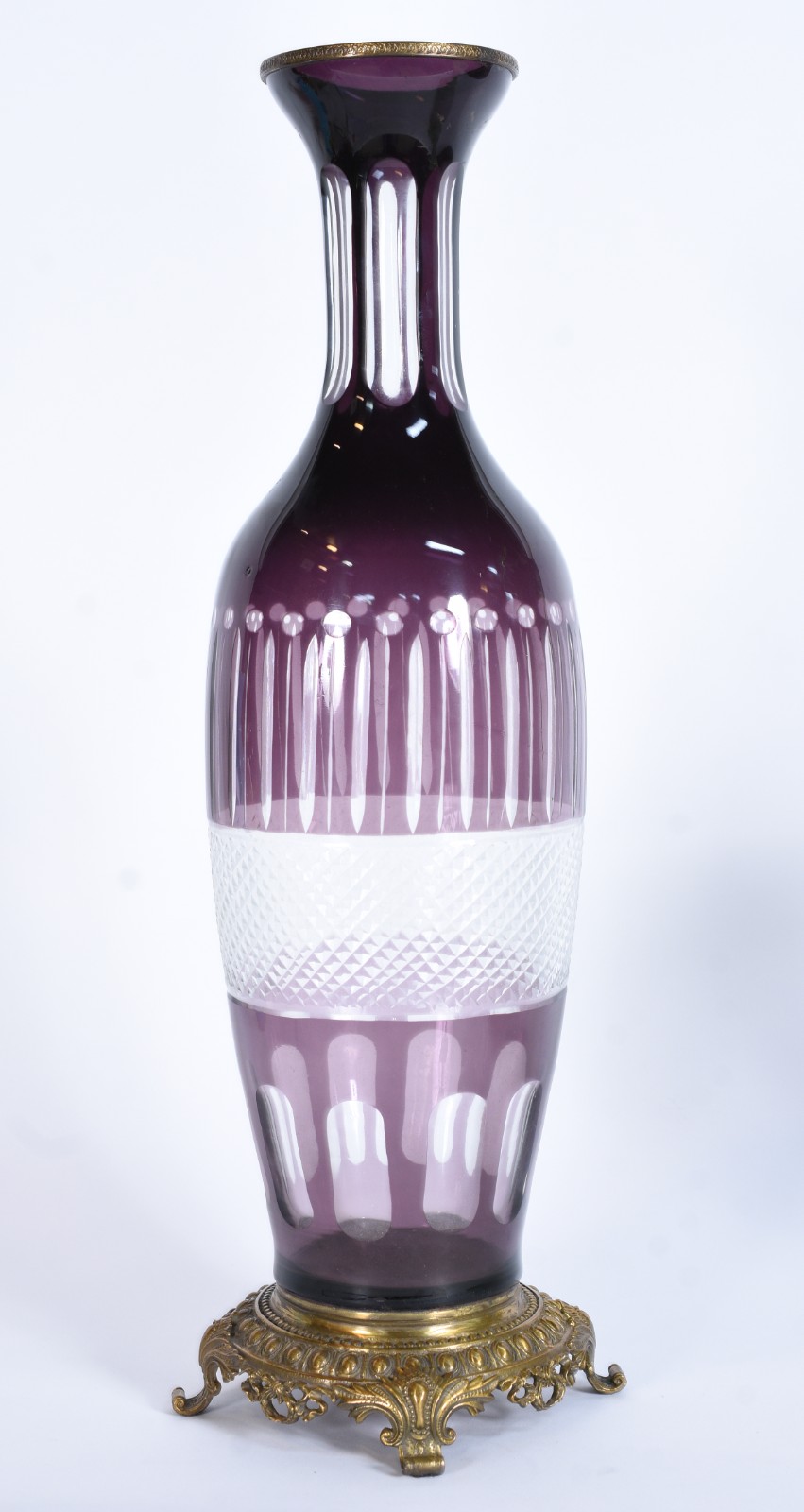 Vaso de cristal lapidado doublé vinho, base de metal dourado. - foto 1 de 8