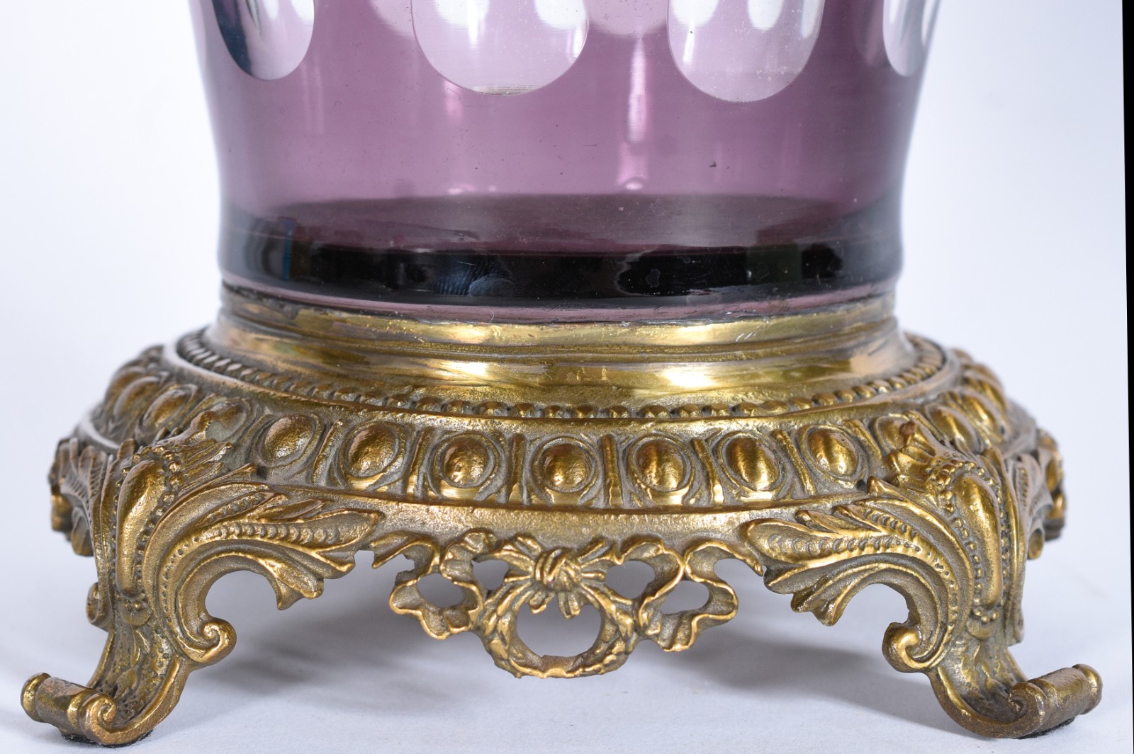 Vaso de cristal lapidado doublé vinho, base de metal dourado. - foto 3 de 8