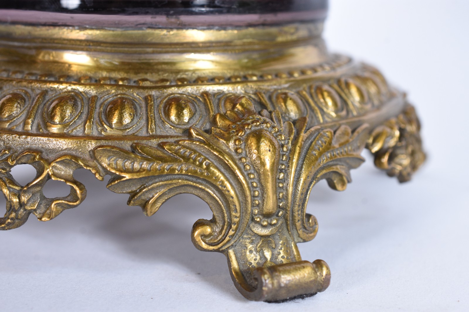 Vaso de cristal lapidado doublé vinho, base de metal dourado. - foto 4 de 8