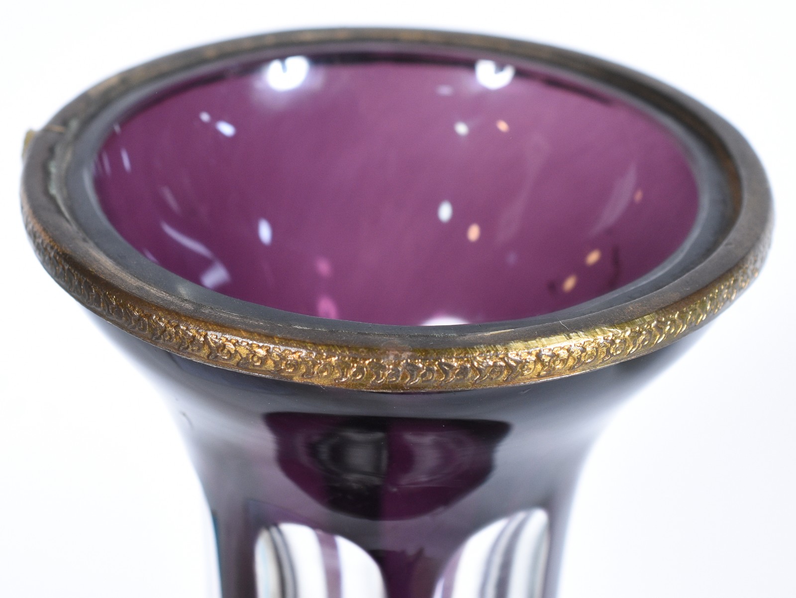 Vaso de cristal lapidado doublé vinho, base de metal dourado. - foto 5 de 8