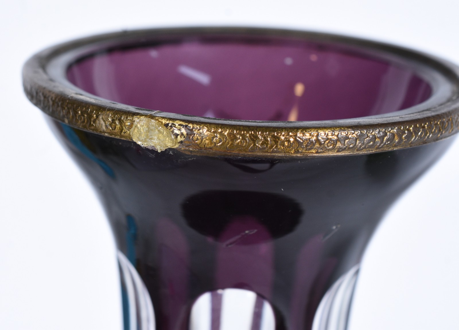 Vaso de cristal lapidado doublé vinho, base de metal dourado. - foto 7 de 8