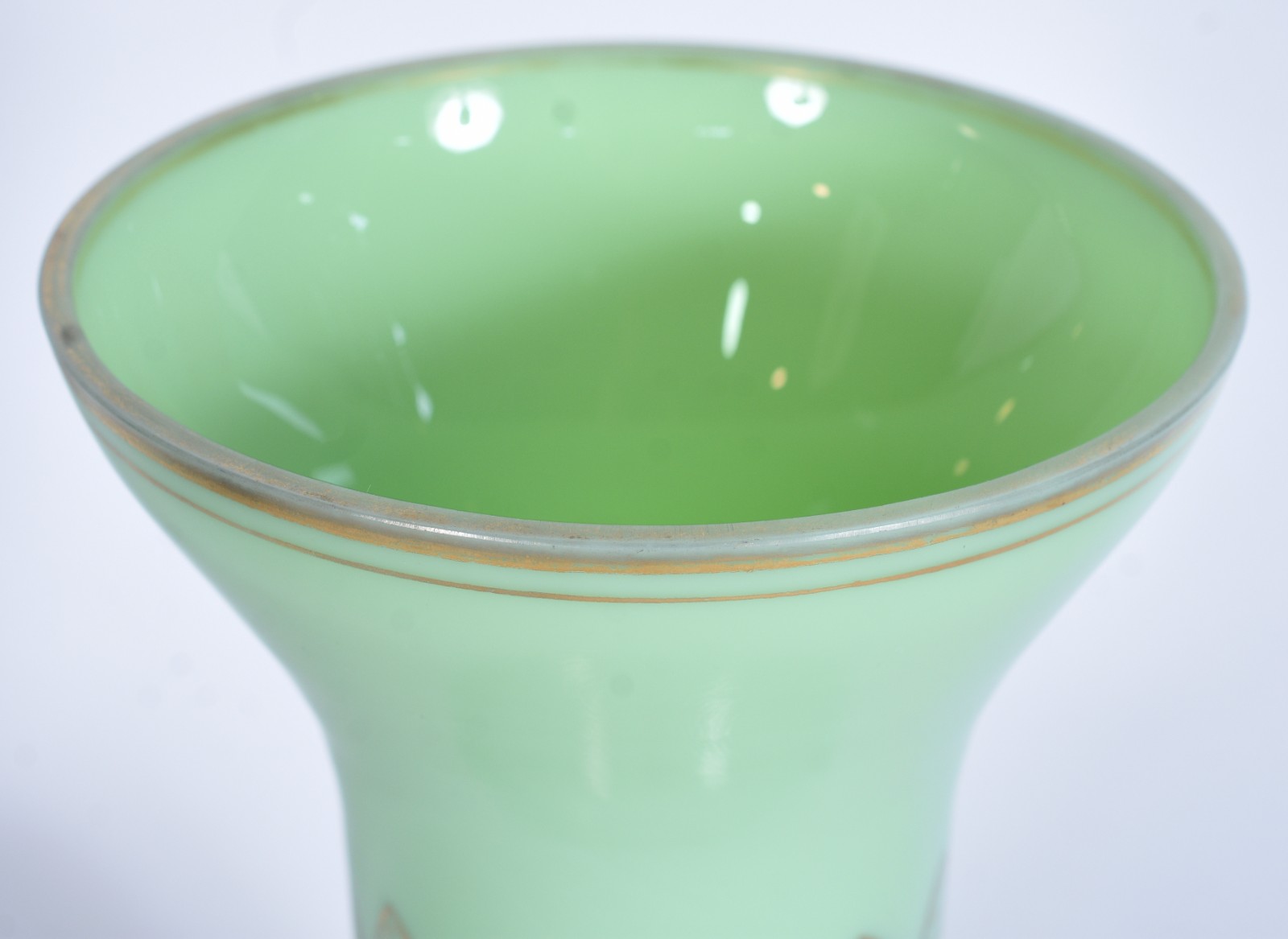 Vaso de opalina verde com guirlandas douradas, Art Deco. - foto 4 de 6