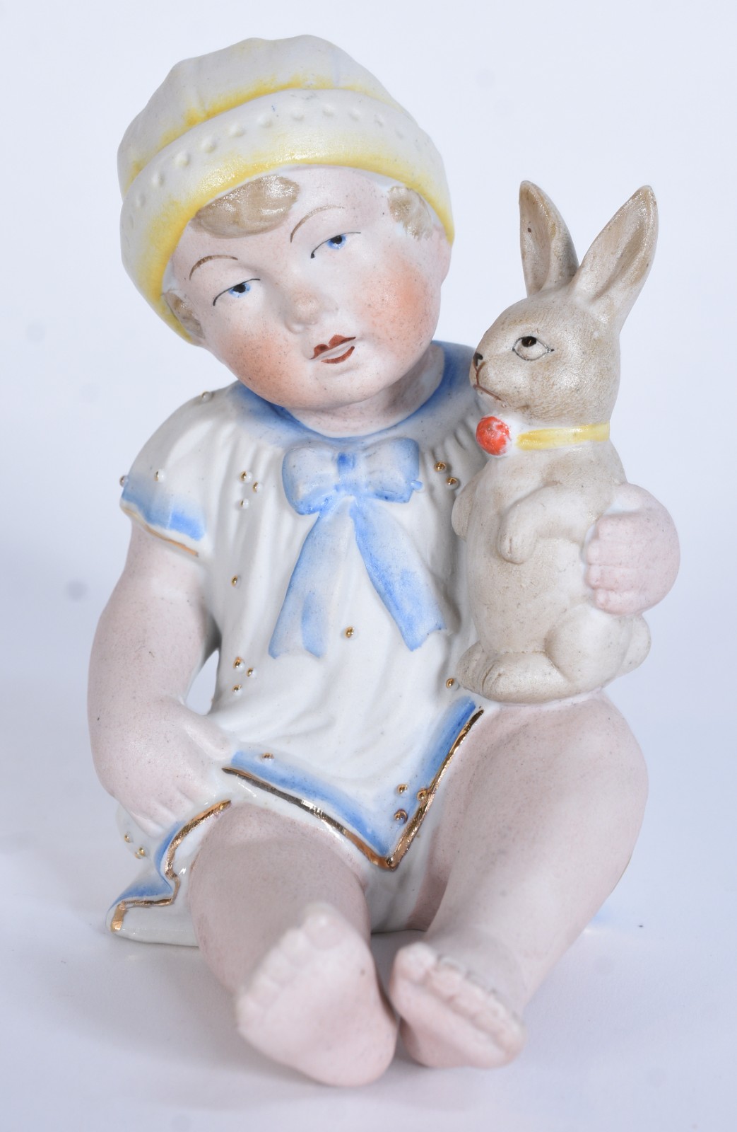 Escultura de porcelana representando bebê com coelho - foto 2 de 7