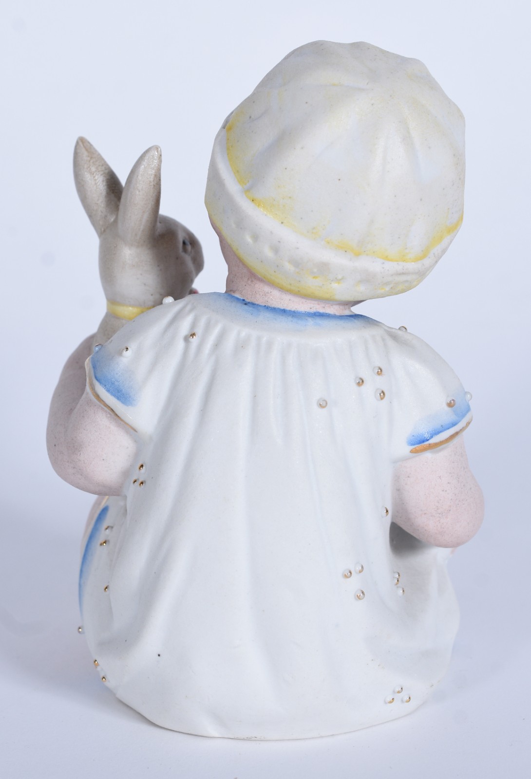 Escultura de porcelana representando bebê com coelho - foto 3 de 7