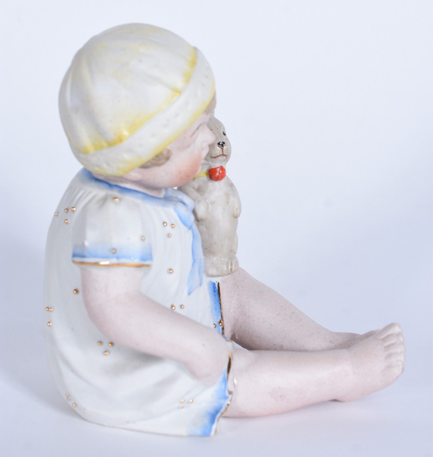 Escultura de porcelana representando bebê com coelho - foto 4 de 7