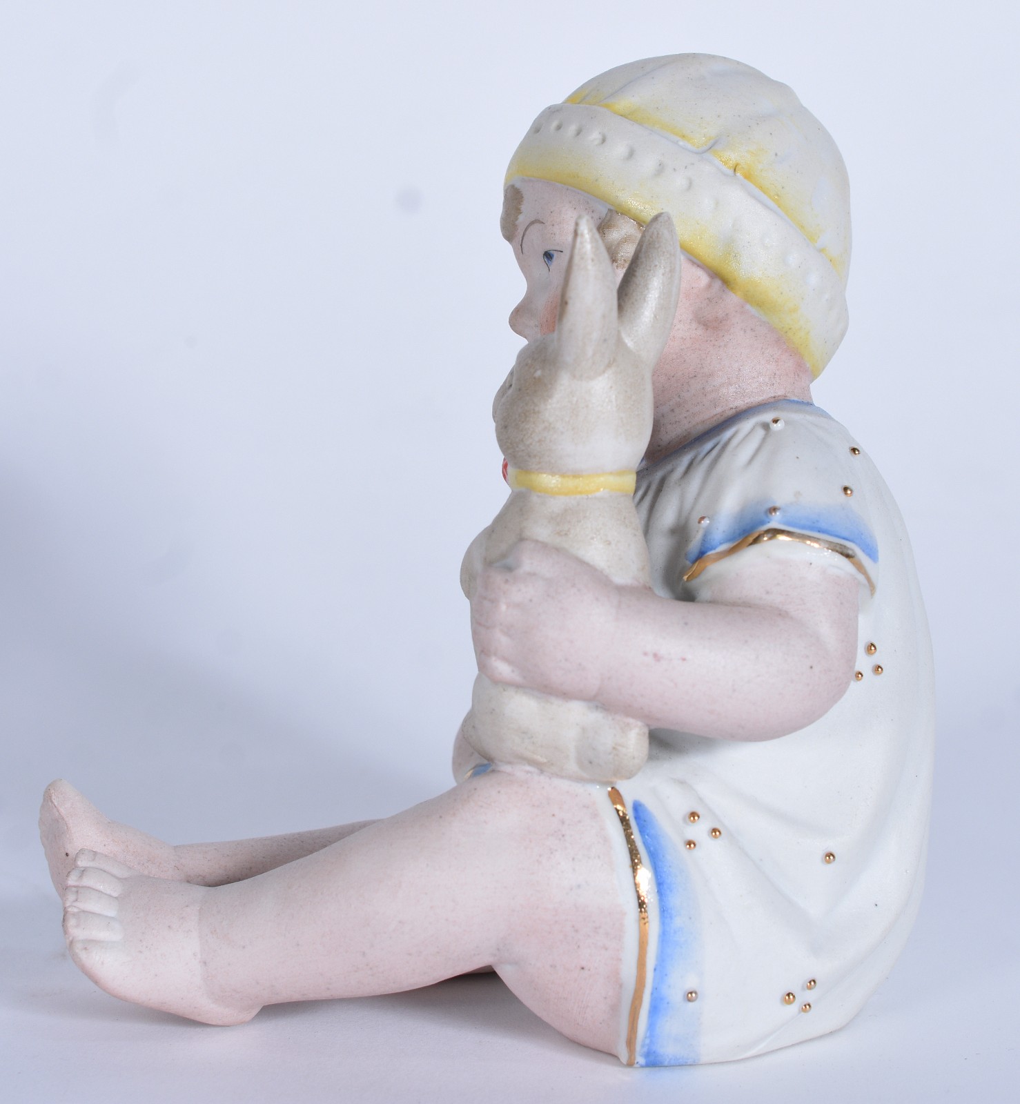 Escultura de porcelana representando bebê com coelho - foto 5 de 7