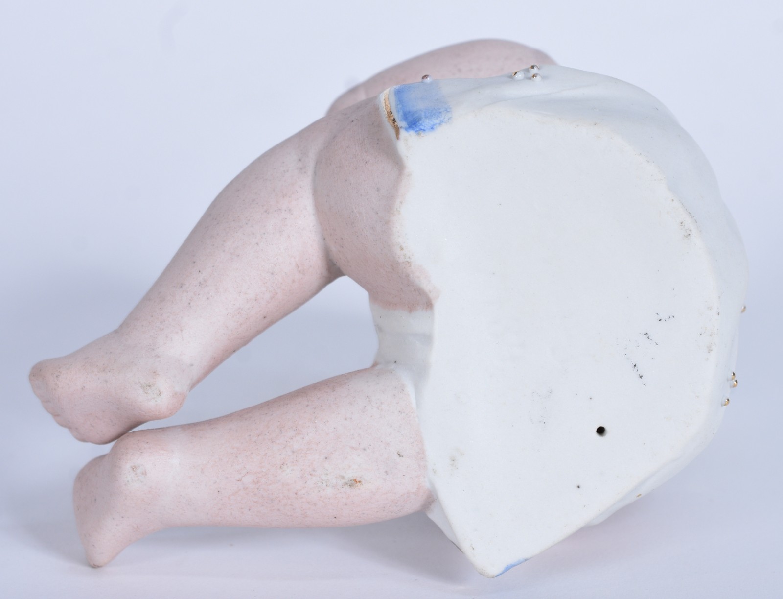 Escultura de porcelana representando bebê com coelho - foto 6 de 7