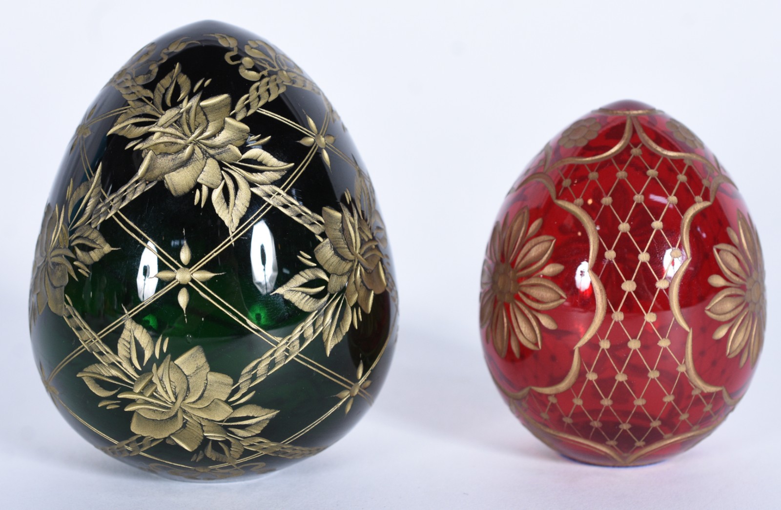 Dois ovos de cristal nas cores verde e rubi com decoração dourada ao... - foto 2 de 6