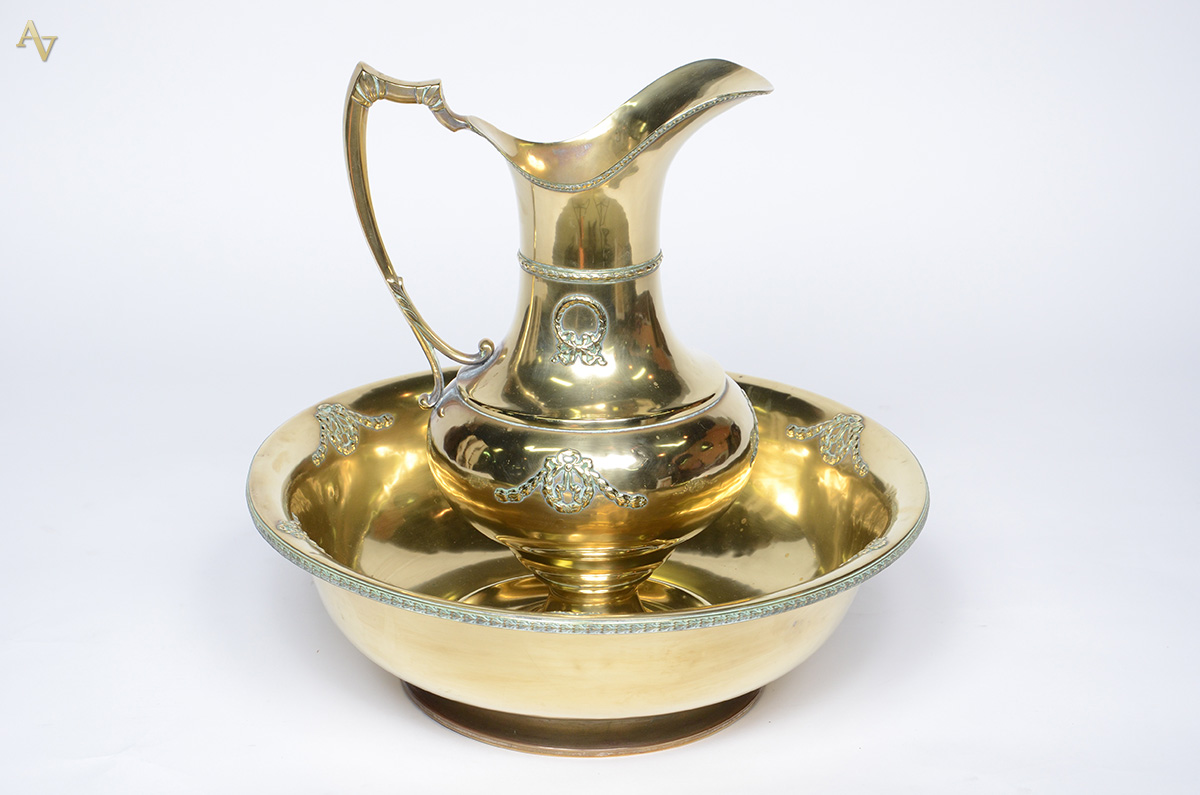 Jarra com bacia de metal dourado. Altura total 44 cm e diâmetro bacia...