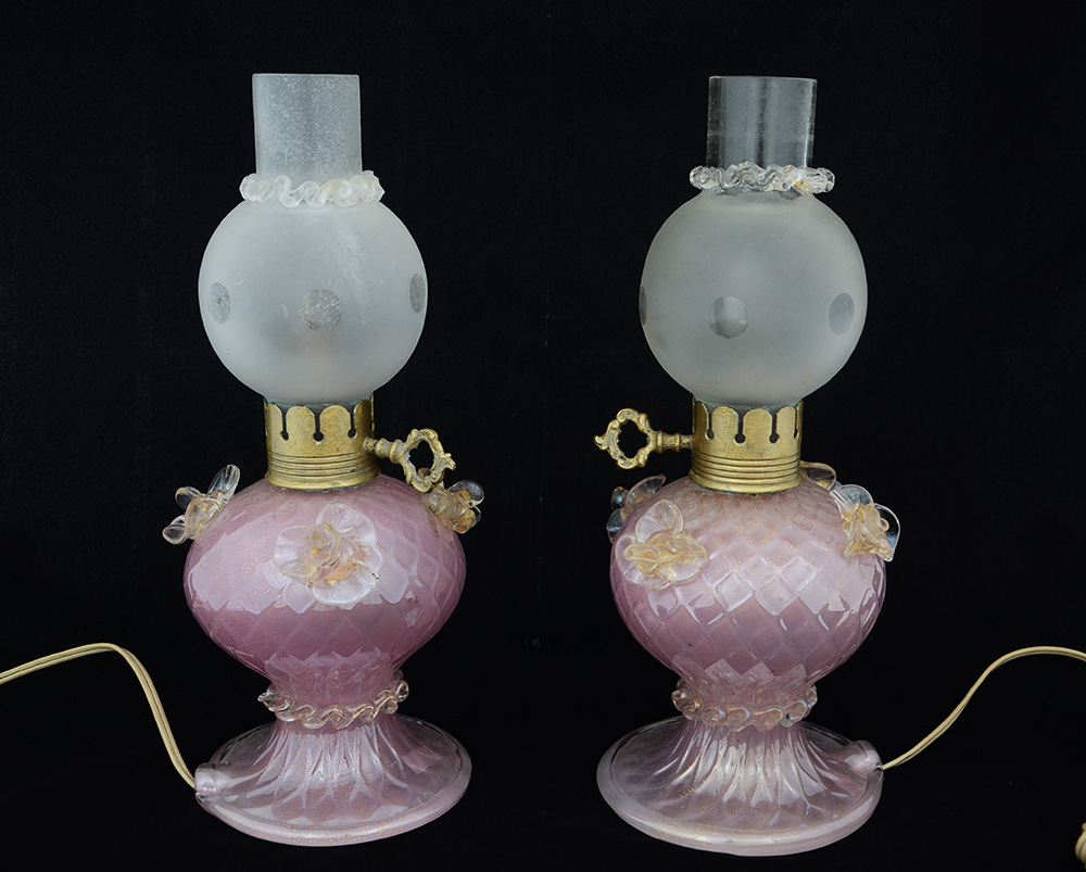 Par de luminárias de murano rosa com pó de ouro. Altura 34 cm.