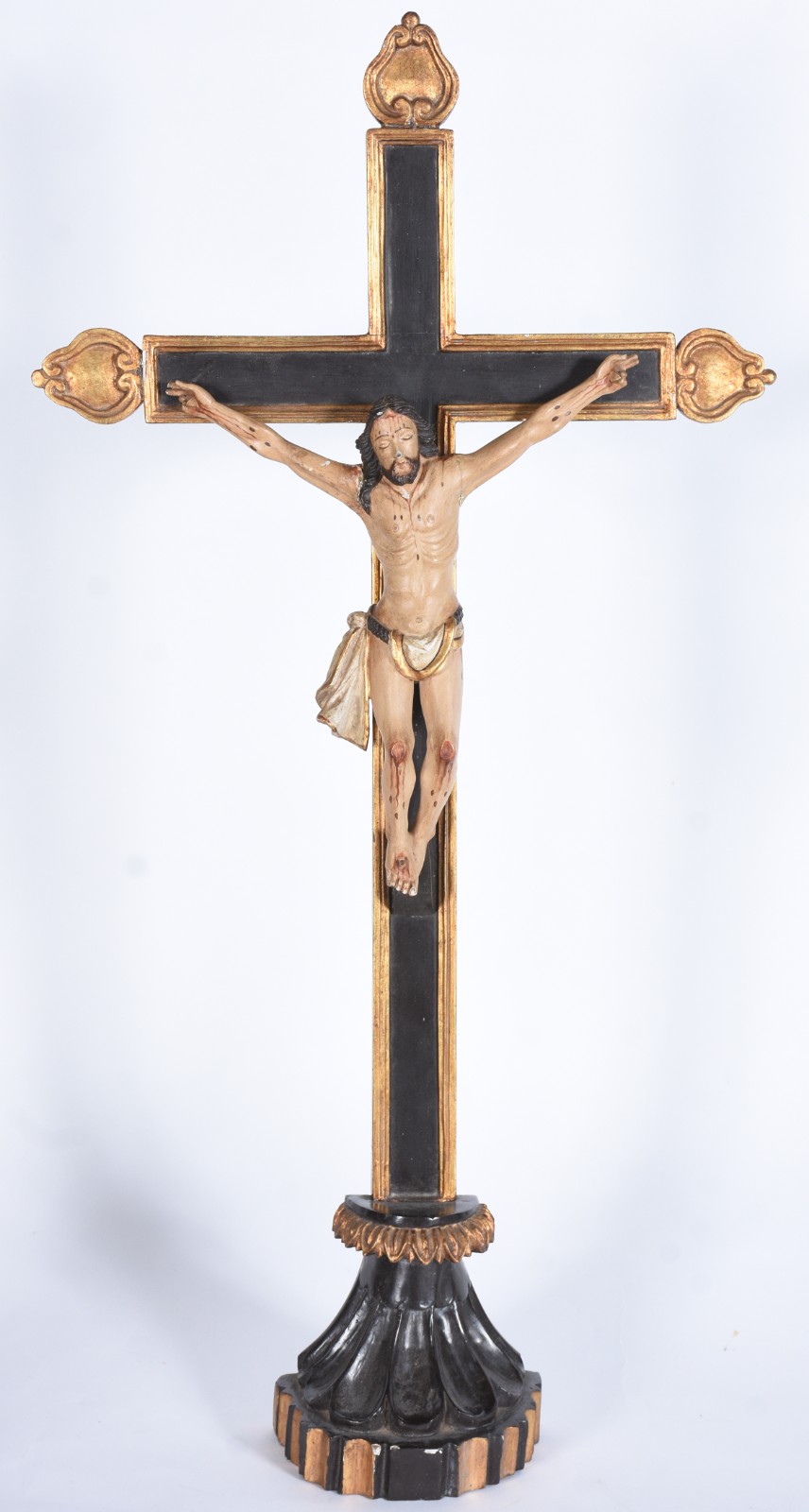 Crucifixo de madeira com detalhes dourados e figura de Cristo... - foto 1 de 8