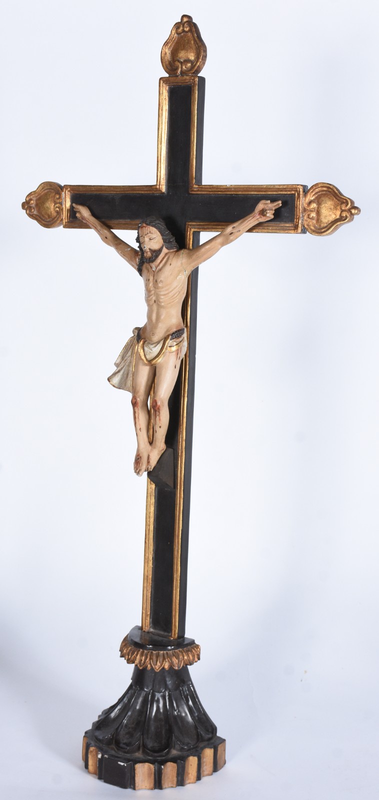 Crucifixo de madeira com detalhes dourados e figura de Cristo... - foto 2 de 8