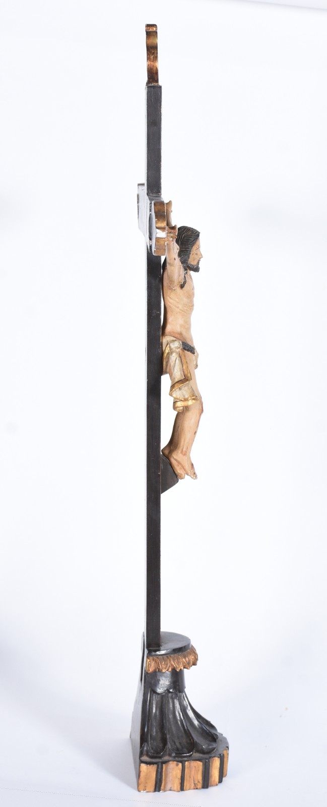 Crucifixo de madeira com detalhes dourados e figura de Cristo... - foto 3 de 8