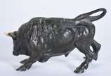 Escultura de bronze representando boi com chifr... - Escultura de bronze representando boi com chifres de marfim (um chifre quebrado).