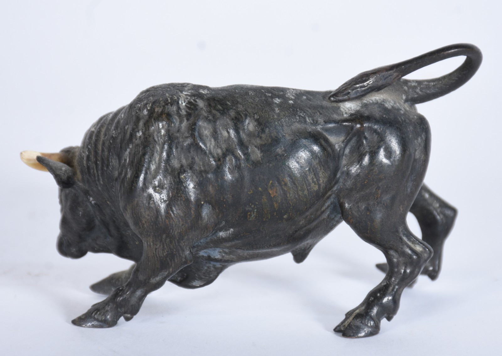 Escultura de bronze representando boi com chifres de marfim (um... - foto 3 de 6