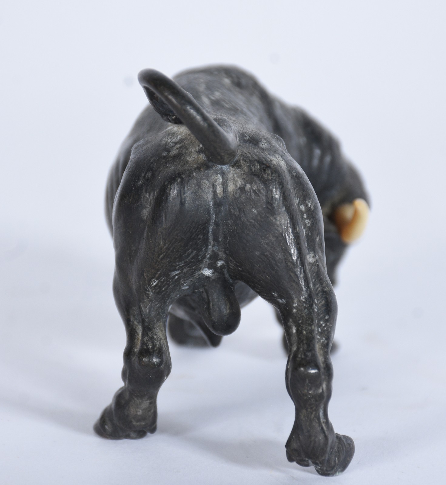 Escultura de bronze representando boi com chifres de marfim (um... - foto 4 de 6