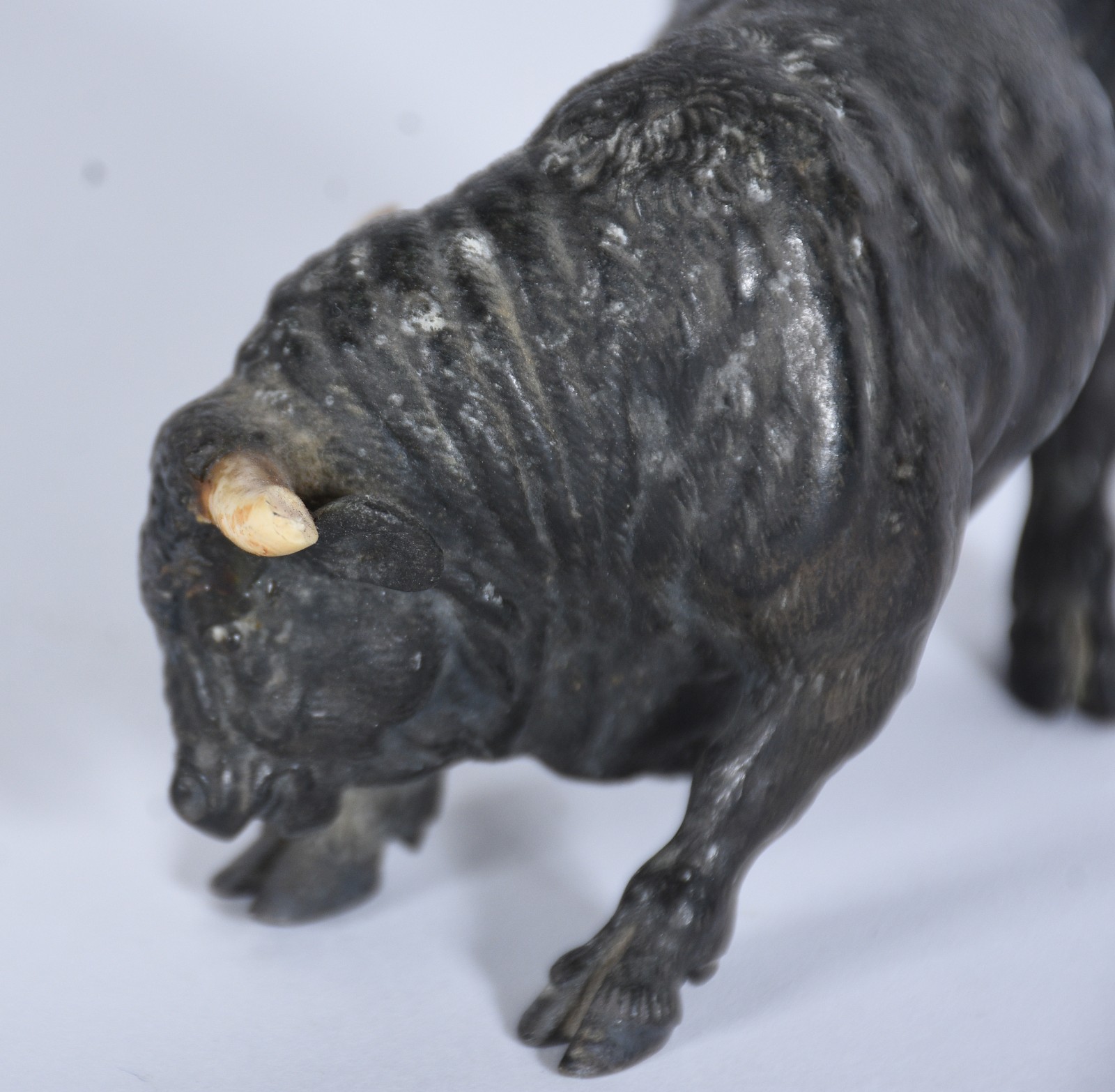 Escultura de bronze representando boi com chifres de marfim (um... - foto 5 de 6