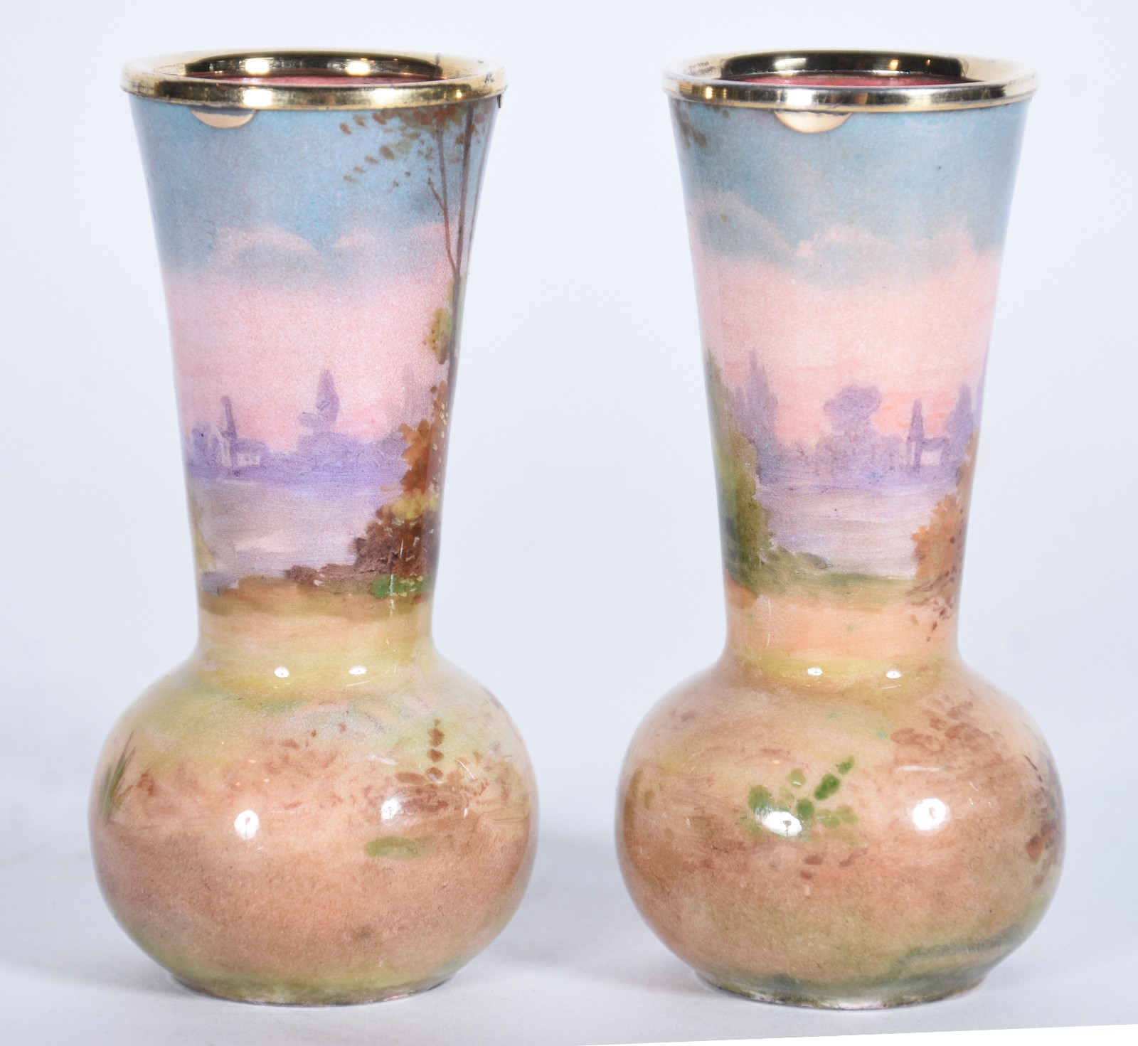 Par de pequenos vasos de prata com esmalte, assinado. - foto 2 de 4