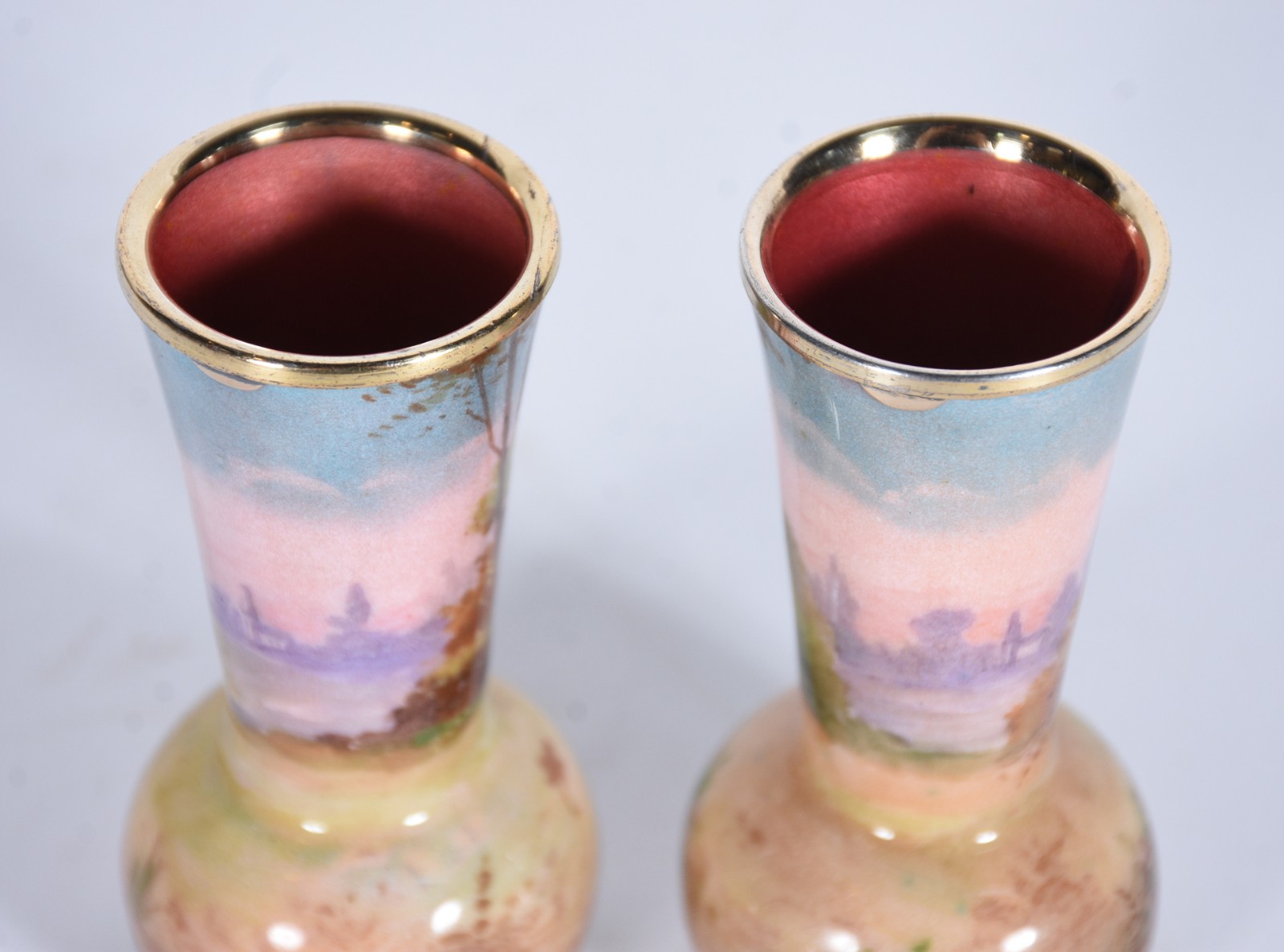 Par de pequenos vasos de prata com esmalte, assinado. - foto 3 de 4