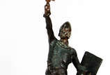 Escultura de bronze representando gruerreiro  m... - Escultura de bronze representando gruerreiro  medieval  com base de onix . Assinada na base