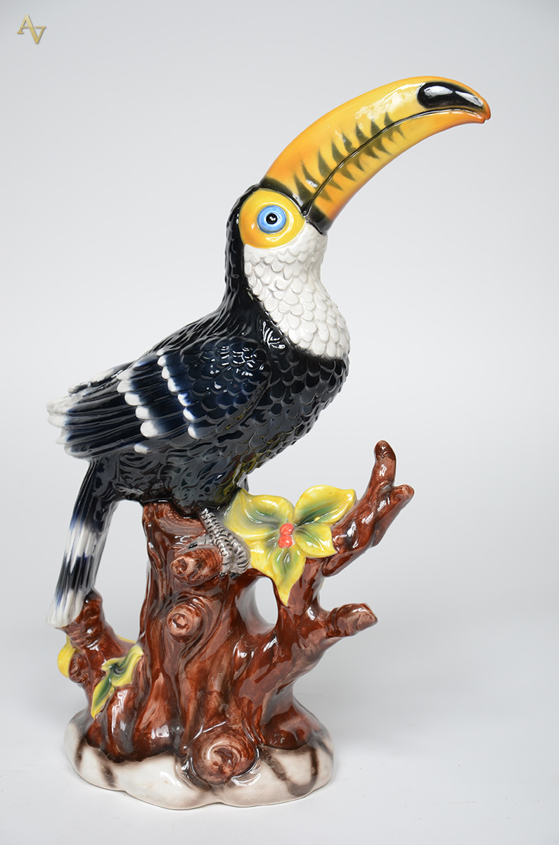 Escultura de cerâmica italiana representando tucano. Altura 46 cm. - foto 1 de 2