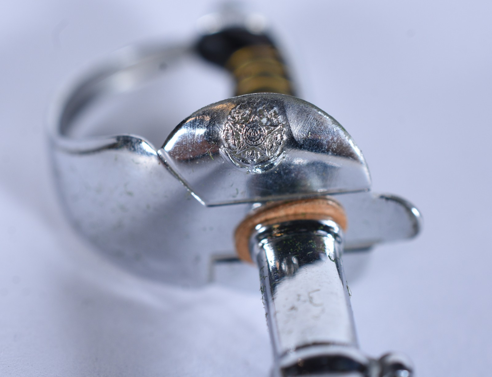 Espada em miniatura de metal prateado Eberle, no estojo. - foto 7 de 11