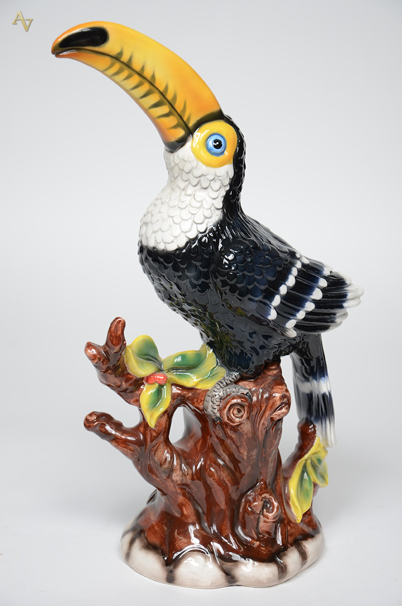 Escultura de cerâmica italiana representando tucano. Altura 46 cm. - foto 2 de 2