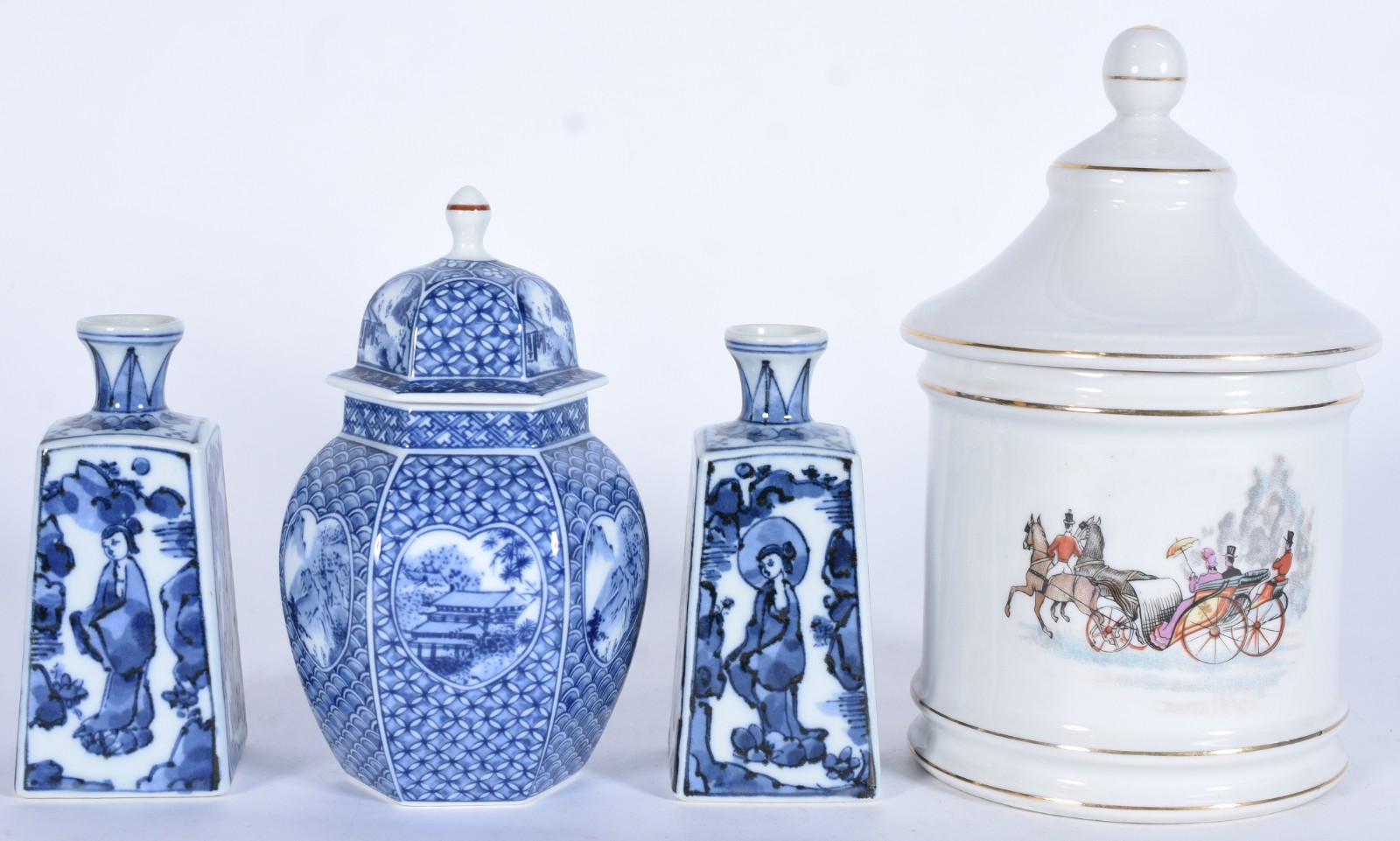 Quatro peças de porcelana diversas, sendo: par de solifleurs em azul... - foto 1 de 11