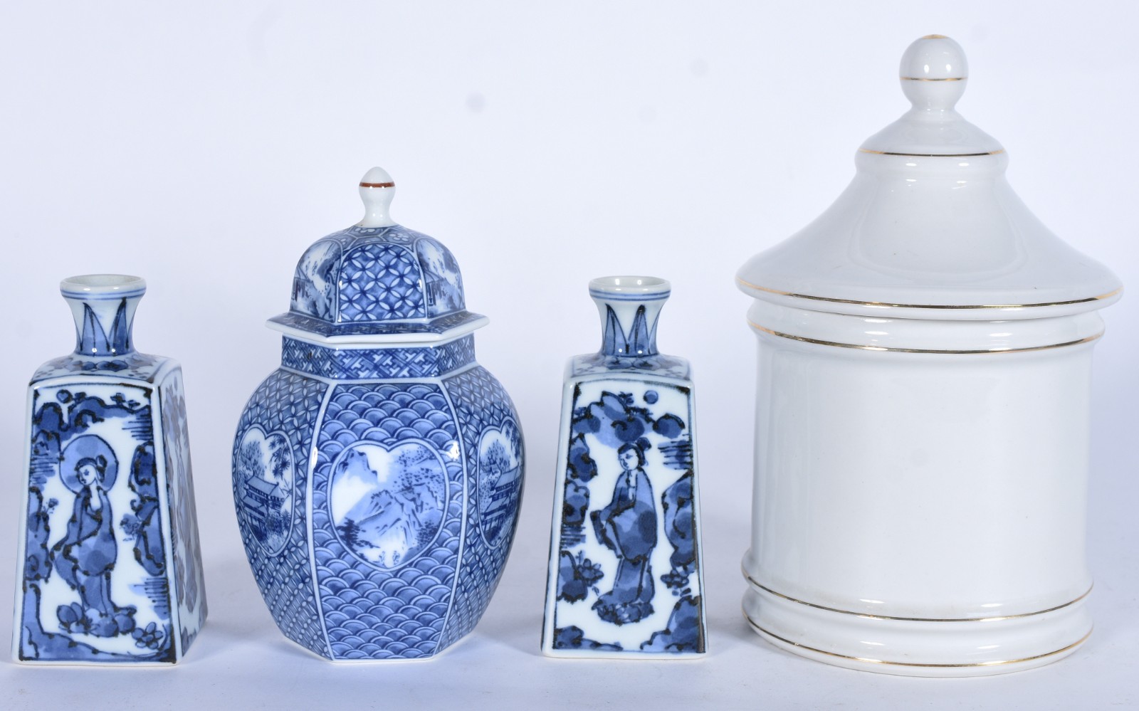 Quatro peças de porcelana diversas, sendo: par de solifleurs em azul... - foto 2 de 11