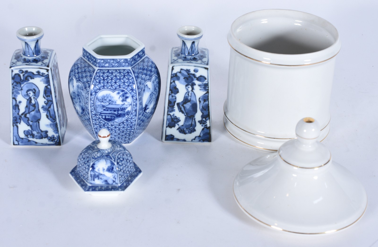 Quatro peças de porcelana diversas, sendo: par de solifleurs em azul... - foto 3 de 11