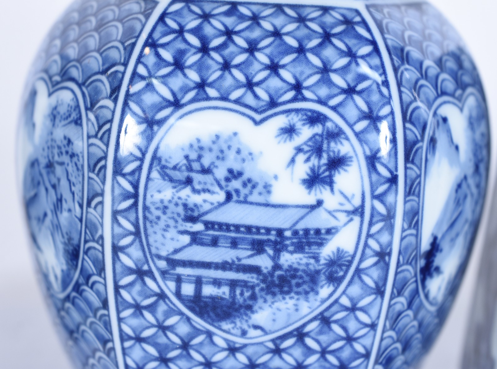 Quatro peças de porcelana diversas, sendo: par de solifleurs em azul... - foto 5 de 11